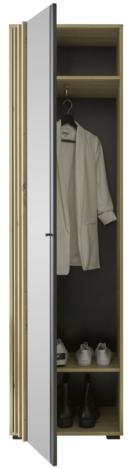 Offener Garderobenschrank mit Spiegel an der Tür, zeigt eine hängende Jacke und Schuhe auf zwei Regalböden, Perspektive von vorne.