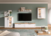 Wohnkombination in modernem Design mit weißem und holzfarbenem Finish, bestehend aus einem TV-Schrank, einem Hängeschrank und einem Regal, frontal betrachtet.