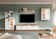 Wohnkombination in modernem Design mit weißem und holzfarbenem Finish, bestehend aus einem TV-Schrank, einem Hängeschrank und einem Regal, frontal betrachtet.