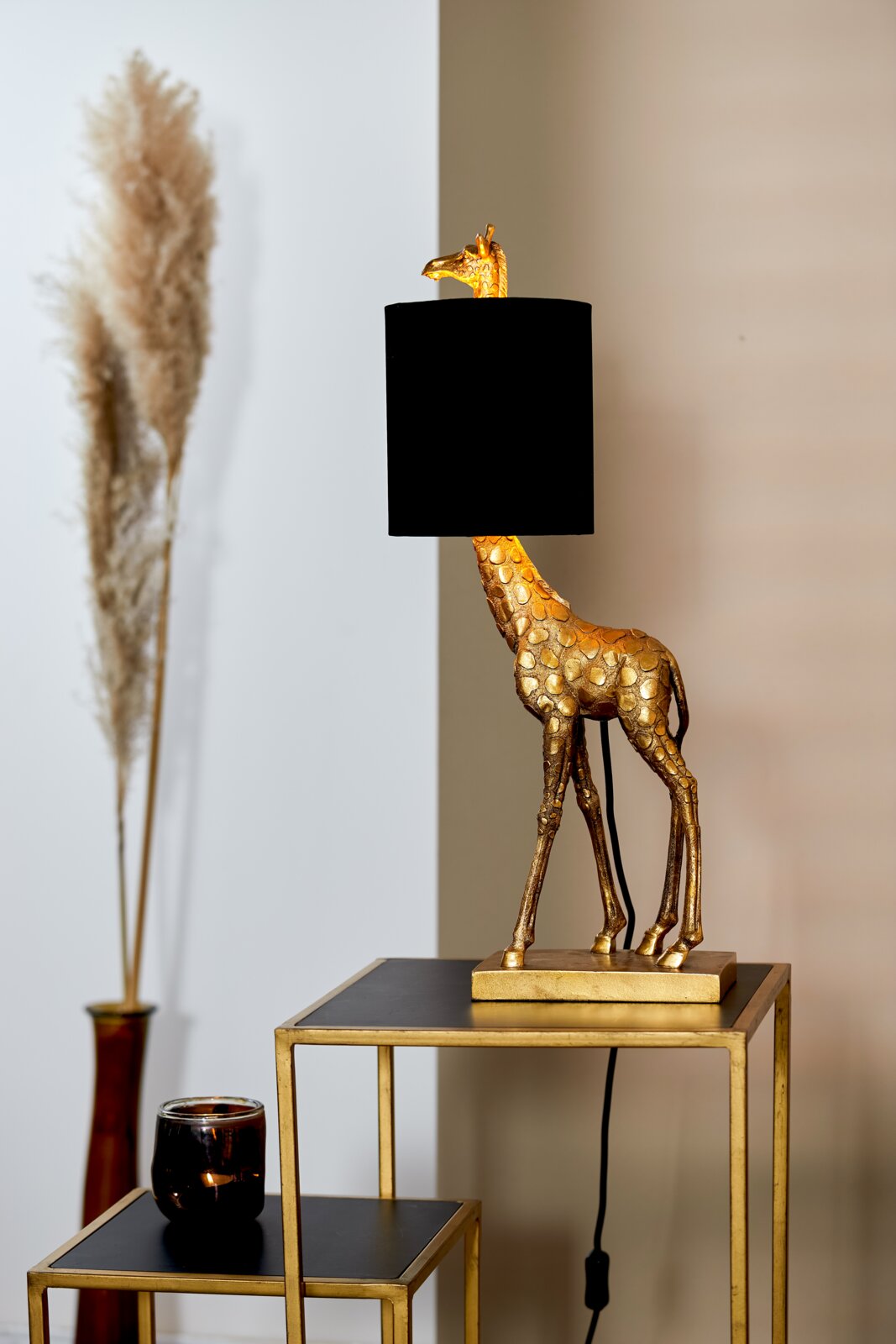 Gouden tafellamp in de vorm van een giraf met een zwarte lampenkap, zijaanzicht