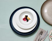 Suppenteller 22,5 cm mit feinem Muster, von oben fotografiert, serviert mit einem Dessert aus Beeren und Gebäck.