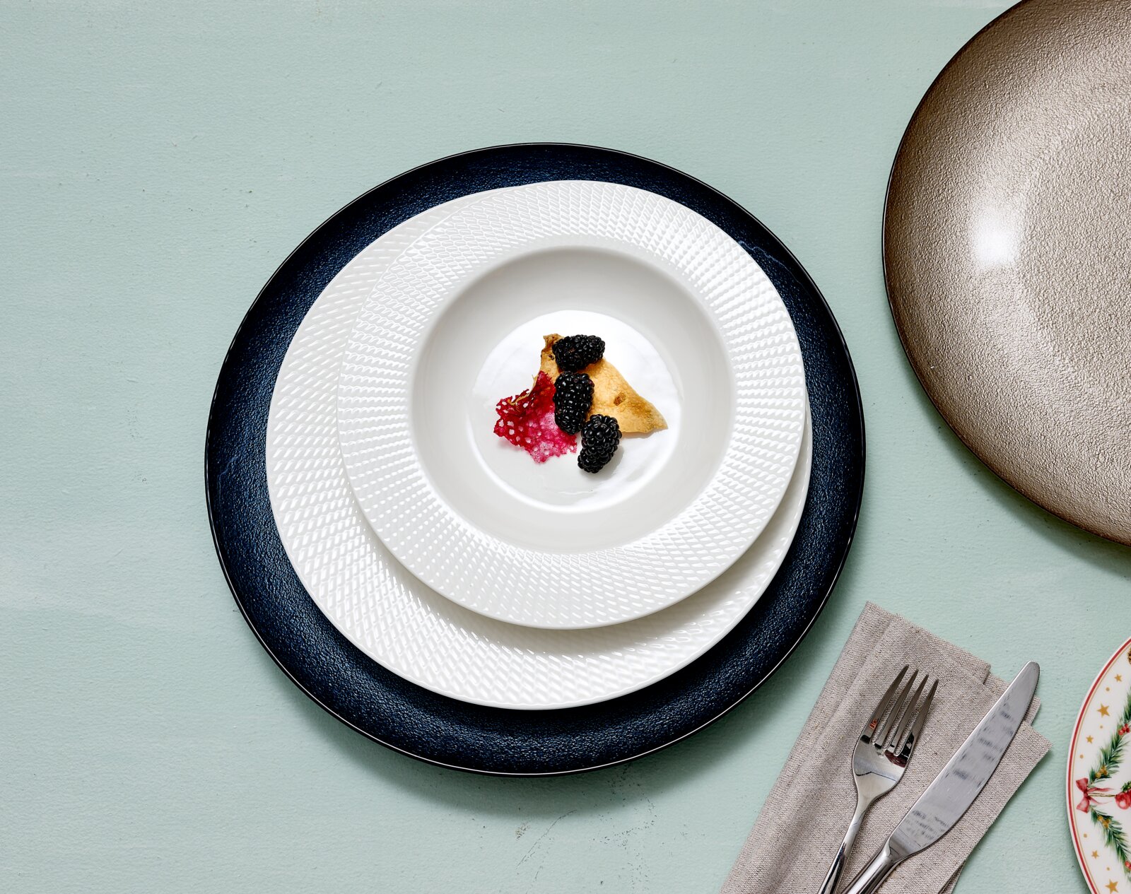 Ritzenhoff & Breker Soepbord SAPHIR Suppenteller 22,5 cm mit feinem Muster, von oben fotografiert, serviert mit einem Dessert aus Beeren und Gebäck.