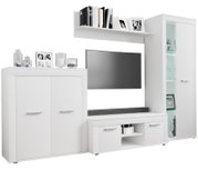 Weiße Wohnzimmer-Wohnwand mit TV-Board, Hängeregal, Sideboard und Vitrine mit Glasfront und LED-Beleuchtung, frontal leicht von links fotografiert.