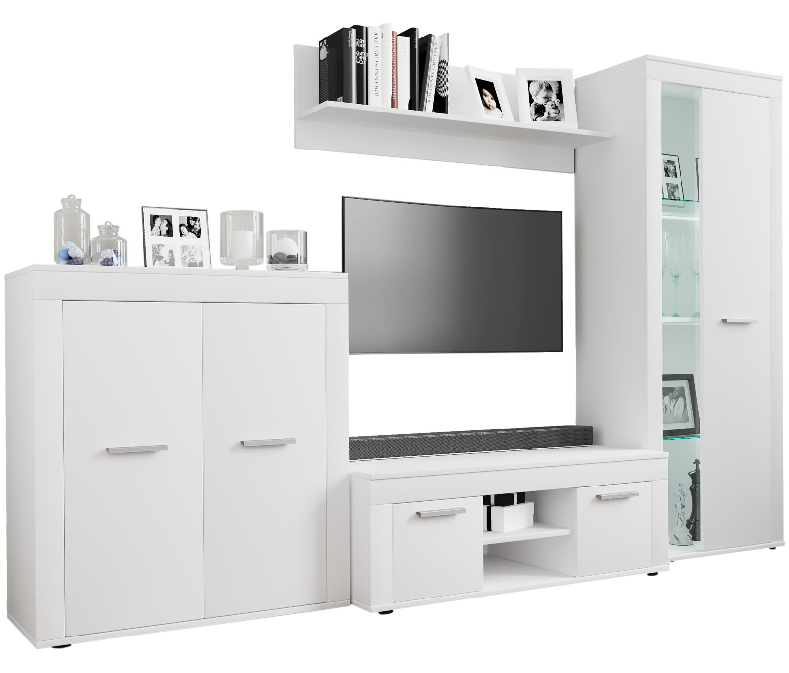 Weiße Wohnzimmer-Wohnwand mit TV-Board, Hängeregal, Sideboard und Vitrine mit Glasfront und LED-Beleuchtung, frontal leicht von links fotografiert.