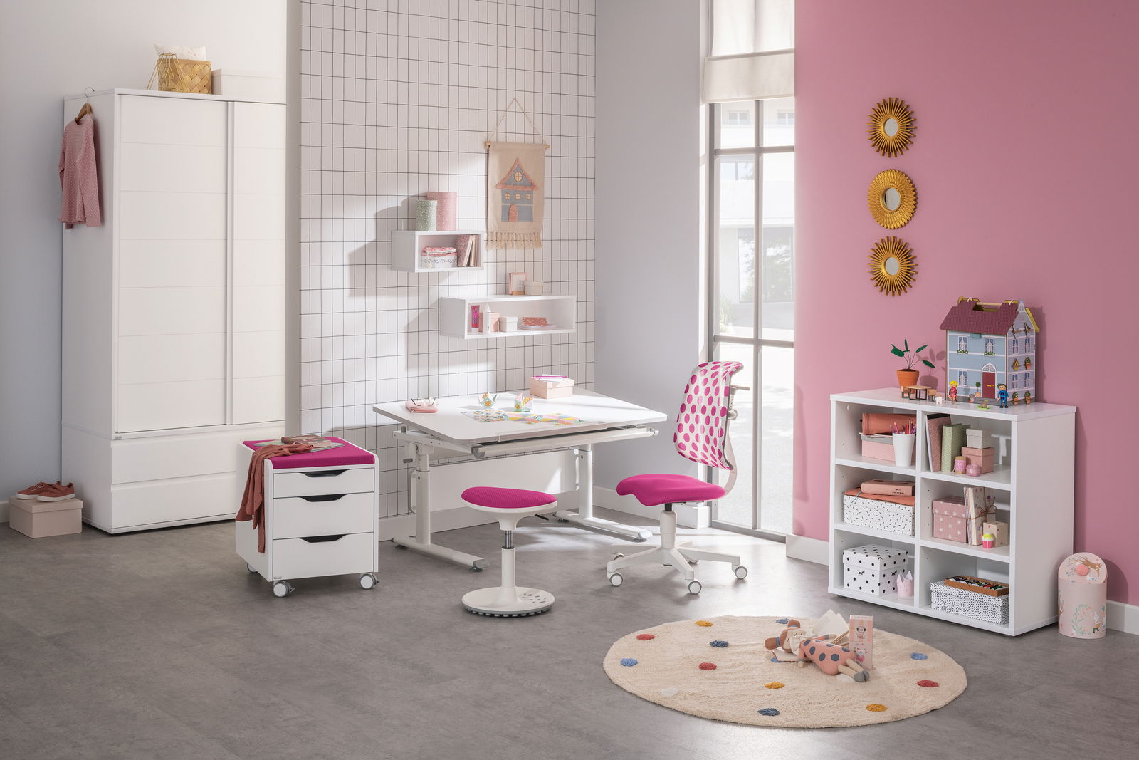 Moderner Jugenddrehstuhl mit pinkem Sitz und gepunkteter Rückenlehne, seitliche Perspektive in einem stilvoll eingerichteten Kinderzimmer.