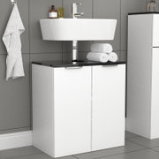 Modernes Badezimmer-Waschbecken aus weißer Keramik auf weißem Unterschrank mit schwarzer Ablage und Chromarmatur, frontale Ansicht auf Augenhöhe.