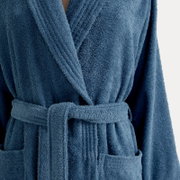 Nahaufnahme eines blauen Bademantels mit Schalkragen und Gürtel, Vorderansicht