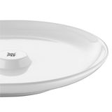 Nahaufnahme eines weißen Tellers aus dem WMF Barista Milch & Zucker Set, mit dem WMF-Logo in der Mitte.