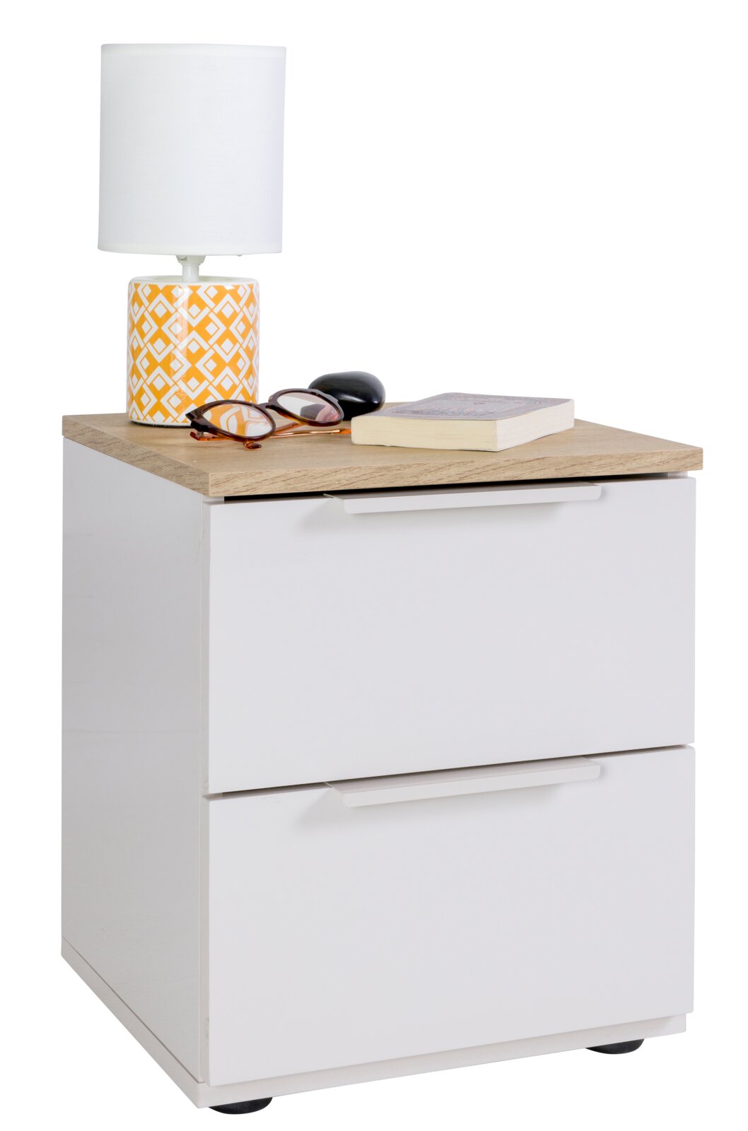 Weißer Nachttisch mit zwei Schubladen und Holzoptik-Oberplatte, darauf Tischlampe, Brille und Buch, fotografiert in leicht schräger Frontansicht von oben
