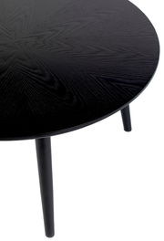 Runder schwarzer Esstisch mit Holzmaserung, Ansicht von oben.