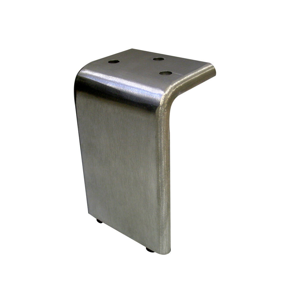 Gebürsteter Edelstahl-Möbelfuß in L-Form mit abgerundeten Kanten und drei Befestigungsbohrungen, schräg von vorne/oben fotografiert