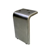 Gebürsteter Edelstahl-Möbelfuß in L-Form mit abgerundeten Kanten und drei Befestigungsbohrungen, schräg von vorne/oben fotografiert