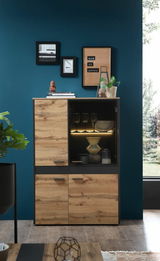 Modernes Highboard aus Holz mit Glaseinsatz, dekoriert mit Gläsern und Vasen, frontal fotografiert.