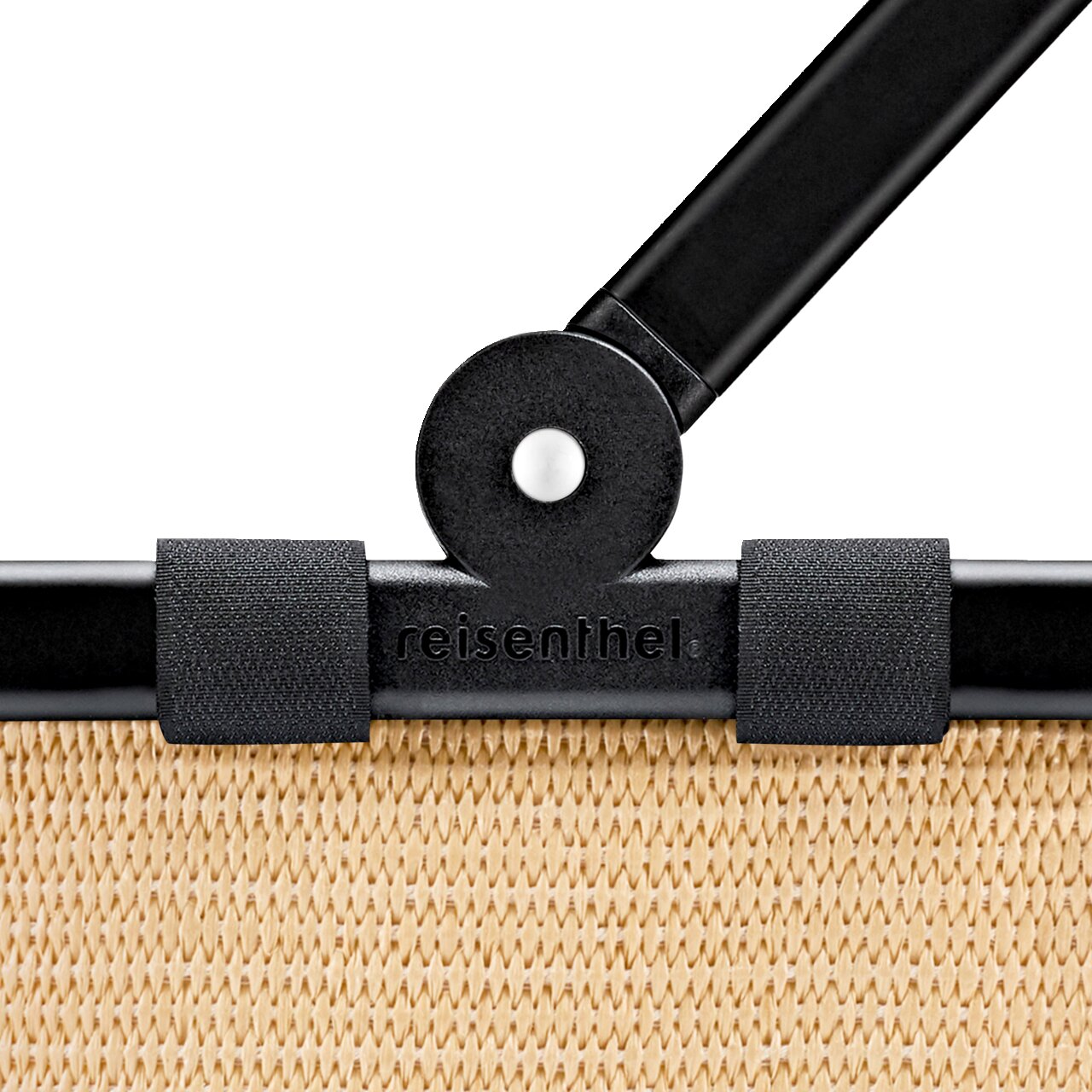 Nahaufnahme des oberen Teils eines Reisenthel carrybag XS mit schwarzem Griff und beige geflochtenem Material.