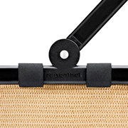 Nahaufnahme des oberen Teils eines Reisenthel carrybag XS mit schwarzem Griff und beige geflochtenem Material.