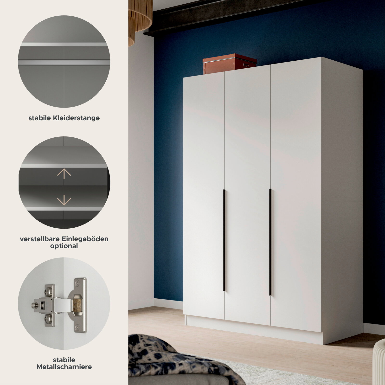 Weißer dreitüriger Kleiderschrank mit langen schwarzen Griffen im Schlafzimmer, Frontansicht leicht schräg von links; Detailhinweise zu stabiler Kleiderstange, optional verstellbaren Einlegeböden und stabilen Metallscharnieren.