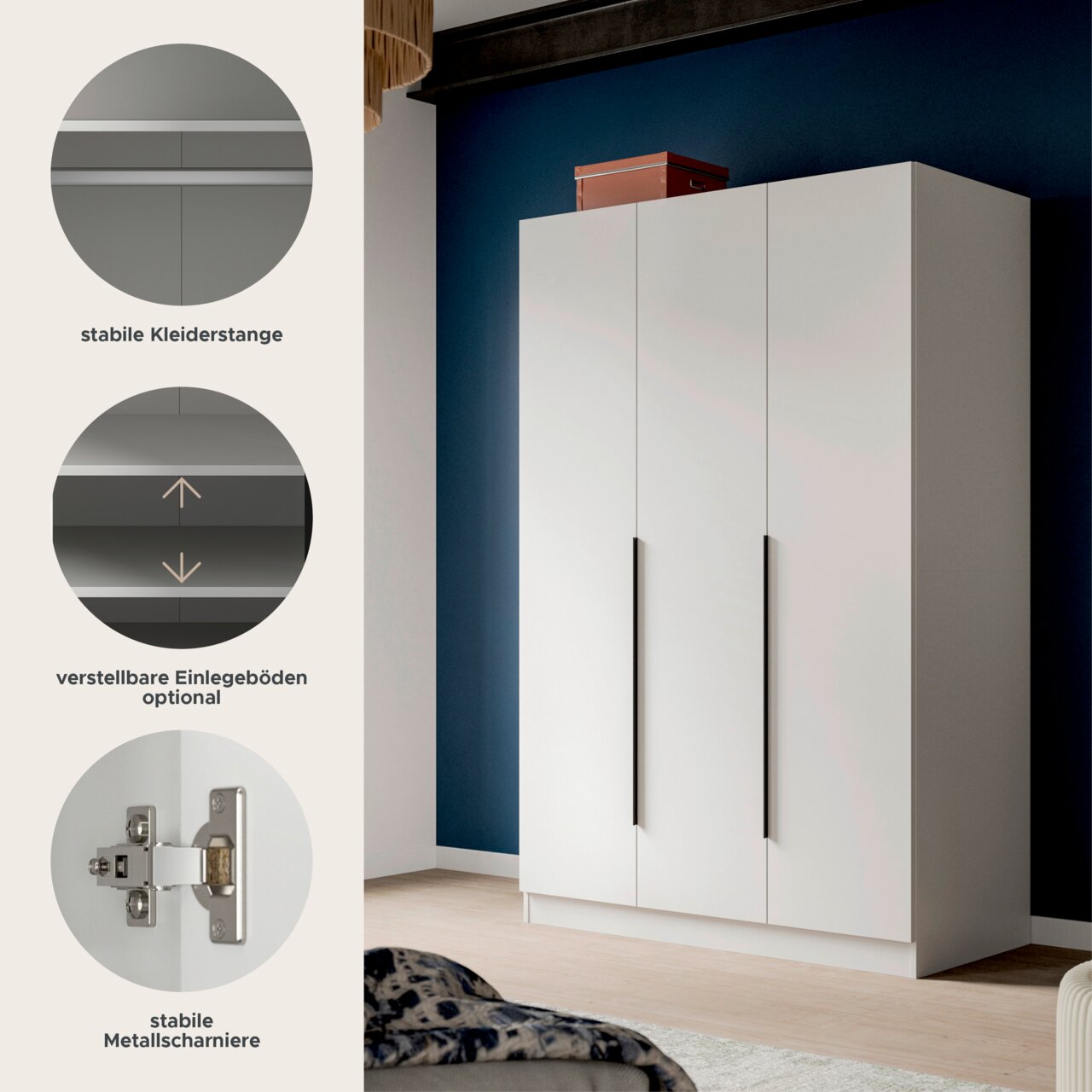 Weißer dreitüriger Kleiderschrank mit langen schwarzen Griffen im Schlafzimmer, Frontansicht leicht schräg von links; Detailhinweise zu stabiler Kleiderstange, optional verstellbaren Einlegeböden und stabilen Metallscharnieren.