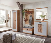 Moderne Garderobeneinrichtung in Holzoptik mit Schrank, Sitzbank, Wandpaneel und Spiegel, aus der Perspektive eines hellen Wohnraums.