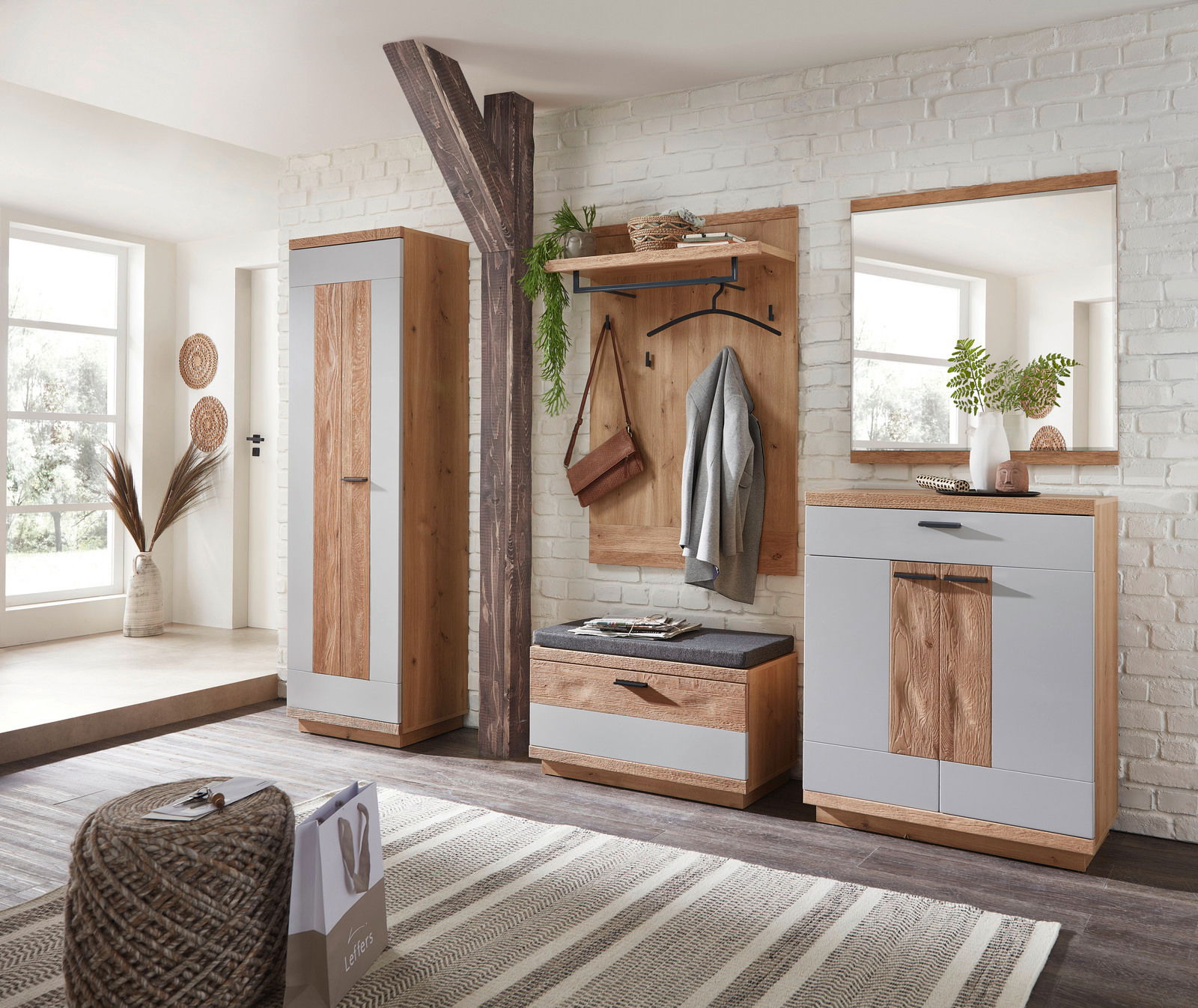 Moderne Garderobeneinrichtung in Holzoptik mit Schrank, Sitzbank, Wandpaneel und Spiegel, aus der Perspektive eines hellen Wohnraums.