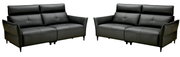 Zwei schwarze Ledersofas, bestehend aus einem 3-Sitzer und einem 2-Sitzer, in Frontalansicht.