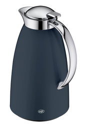 Dunkelblaue Isolierkanne/Thermoskanne mit glänzendem Chromdeckel und ergonomischem Griff, frontal in leichter Seitenansicht von vorn rechts dargestellt.