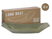 Grün gesprenkelte, bootförmige Servierplatte „Long Boat“ von Sango Street mit Verpackung und 2x-Hinweis, in schräger Frontansicht vor weißem Hintergrund.