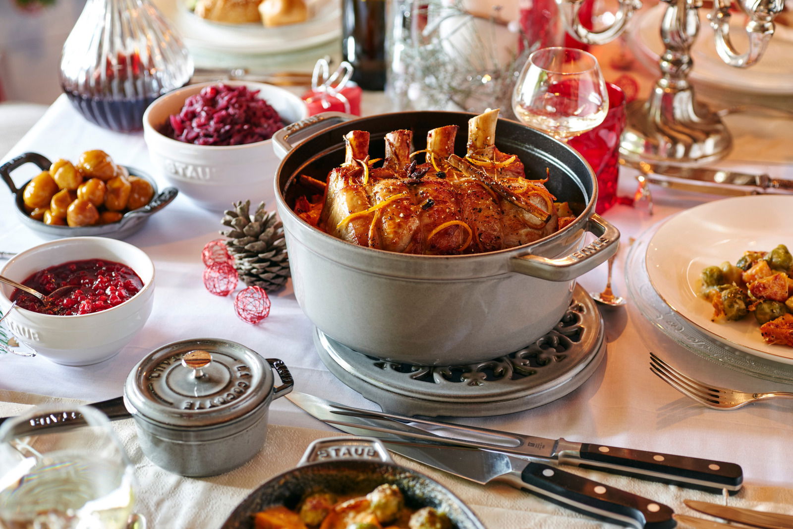 Runde Cocotte 28cm auf einem festlich gedeckten Tisch, gefüllt mit einem Braten, aus der Vogelperspektive.