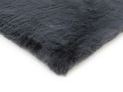 Grauer Fellteppich in Nahaufnahme, perspektivisch von der Seite fotografiert