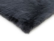 Grauer Fellteppich in Nahaufnahme, perspektivisch von der Seite fotografiert