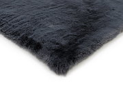 Grauer Fellteppich in Nahaufnahme, perspektivisch von der Seite fotografiert