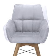 Grauer Armlehnenstuhl mit gepolstertem Sitz und Holzbeinen, Frontalansicht