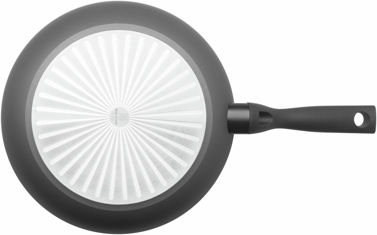 Pfanne von unten mit kreisförmigem Design auf der Unterseite und schwarzem Griff, Draufsicht