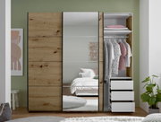 Moderner Kleiderschrank mit Schiebetüren in Holzoptik und großer Spiegelfront, rechts geöffnet mit Kleiderstange, Ablage und drei weißen Schubladen; Frontansicht.