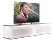 Weißes TV-Lowboard mit modernem Design, frontal betrachtet, mit einem großen Flachbildfernseher darauf.