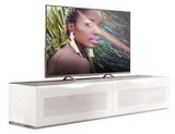 Weißes TV-Lowboard mit modernem Design, frontal betrachtet, mit einem großen Flachbildfernseher darauf.