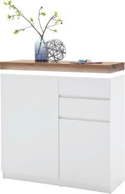 Moderner weißer Schuhschrank mit Holzplatte, dekoriert mit einer Vase und Zweigen, aus frontaler Perspektive.