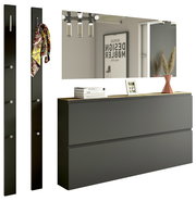 Modernes Garderobenset in dunklem Design mit Spiegel, zwei Wandpaneelen mit Haken und einer Kommode, seitliche Perspektive.