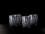 Vier elegante Whiskybecher mit Kristallschliff, frontal auf schwarzem Hintergrund präsentiert.