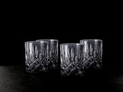 Vier elegante Whiskybecher mit Kristallschliff, frontal auf schwarzem Hintergrund präsentiert.
