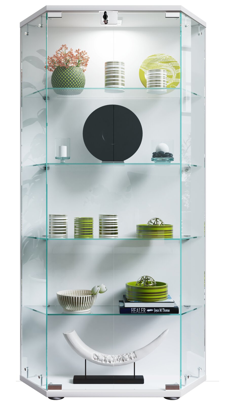 Moderne Glasvitrine mit Glasböden und dekorativen Objekten, frontal in leichter Untersicht fotografiert