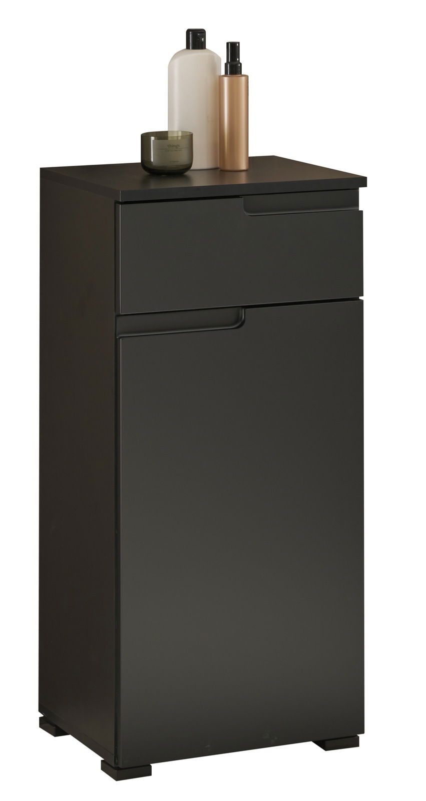 XORA Kommode SPICE Schwarze Kommode mit einer Schublade und einer Tür, darauf stehen drei Flaschen. Perspektive: Frontalansicht.
