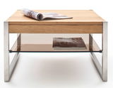 Moderner Couchtisch aus Holz und Metall mit Glasablage, frontal fotografiert.