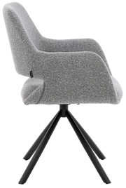 Grauer Armlehnstuhl mit Stoffbezug, seitliche Perspektive, schwarzes Metallgestell mit vier Beinen.