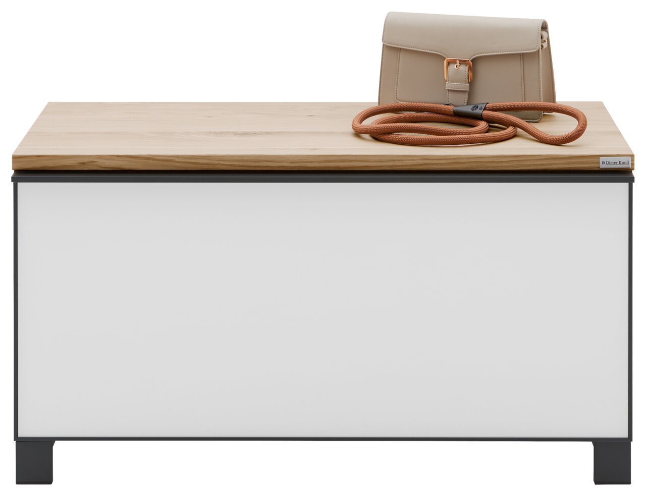Garderobebank met witte voorkant en houten oppervlak, met daarop een beige tas en een rood touw, vooraanzicht