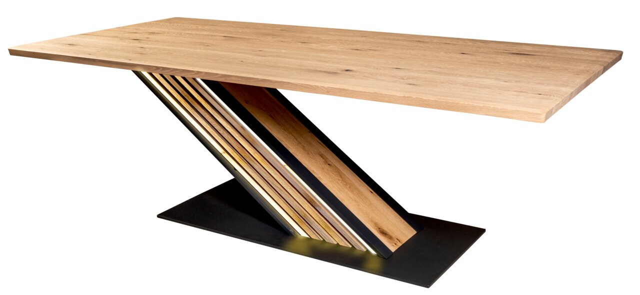 Moderner Esstisch aus Holz mit schrägem, gestreiftem Sockel, seitliche Perspektive