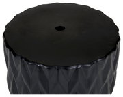 Schwarzer, runder Kunststoffdeckel mit zentraler Öffnung und strukturierter Seitenwand, fotografiert aus leicht schräger Draufsicht vor weißem Hintergrund