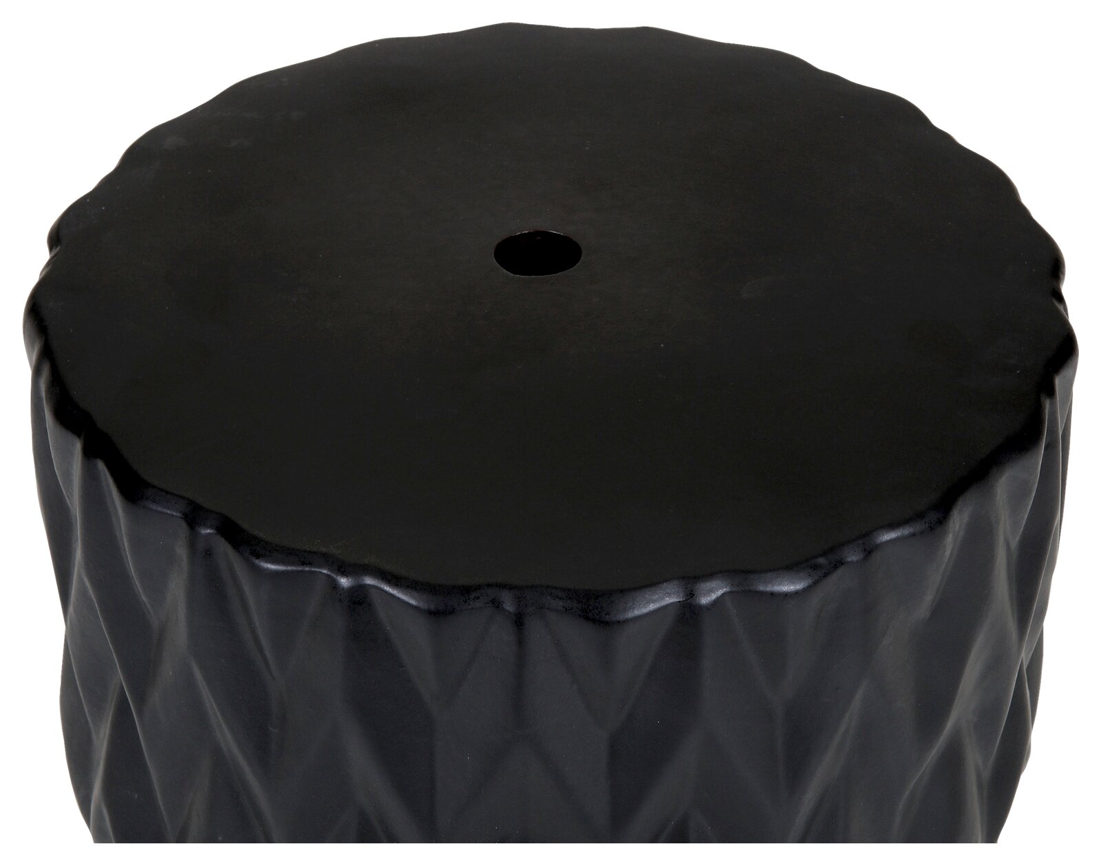 Schwarzer, runder Kunststoffdeckel mit zentraler Öffnung und strukturierter Seitenwand, fotografiert aus leicht schräger Draufsicht vor weißem Hintergrund