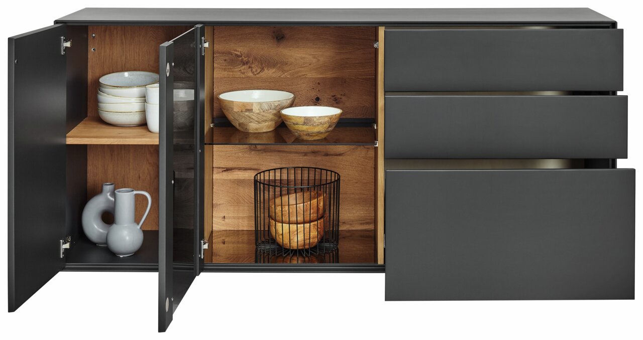 Modernes Sideboard in dunklem Grau mit offenen Türen und Schubladen, zeigt stilvolle Aufbewahrungslösungen mit Geschirr und Dekorationen, Frontalansicht.