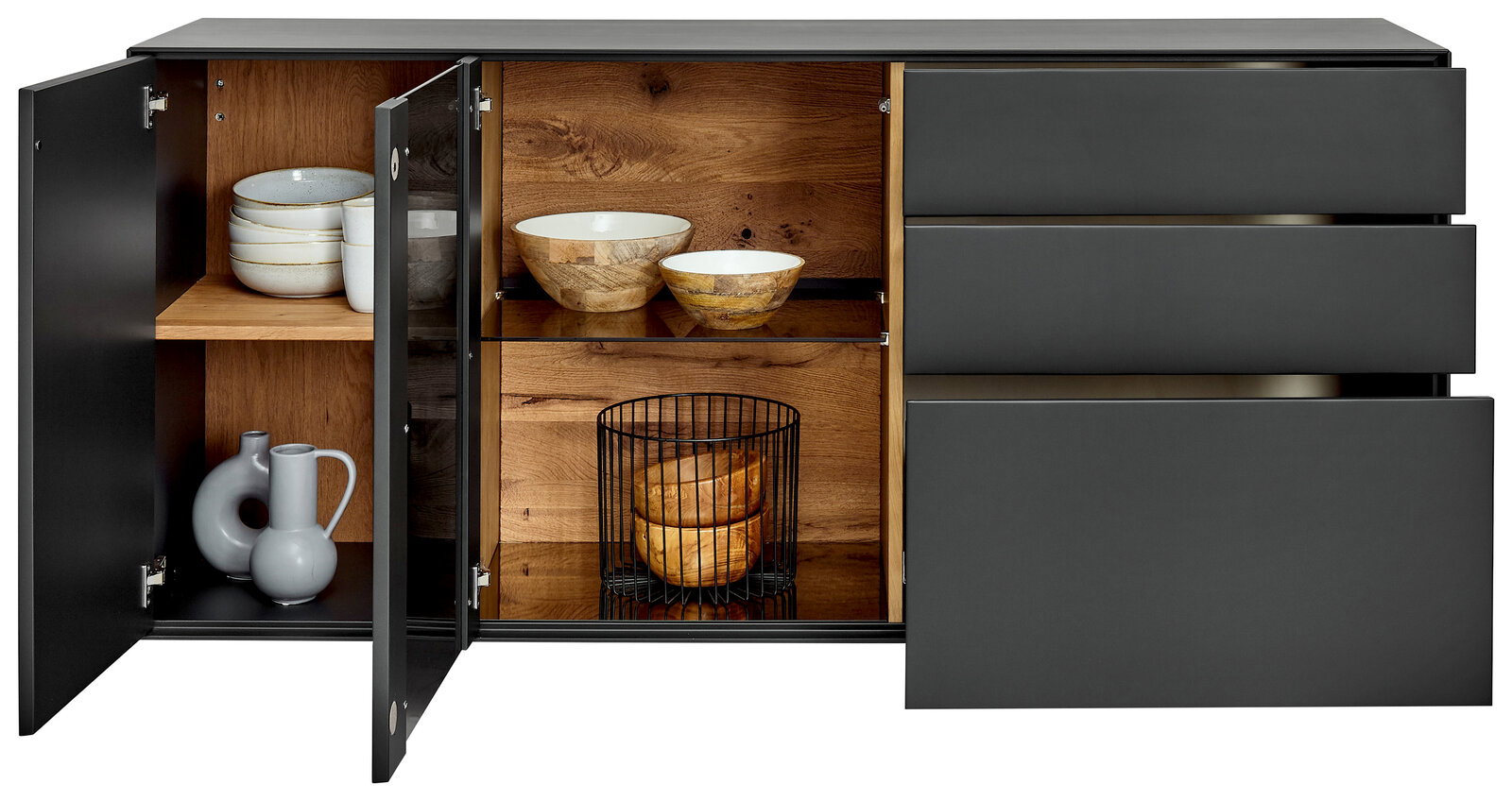 Modernes Sideboard in dunklem Grau mit offenen Türen und Schubladen, zeigt stilvolle Aufbewahrungslösungen mit Geschirr und Dekorationen, Frontalansicht.