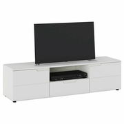 Weißes Lowboard mit sechs Schubladen und einem offenen Fach, darauf steht ein großer Flachbildfernseher, frontale Perspektive